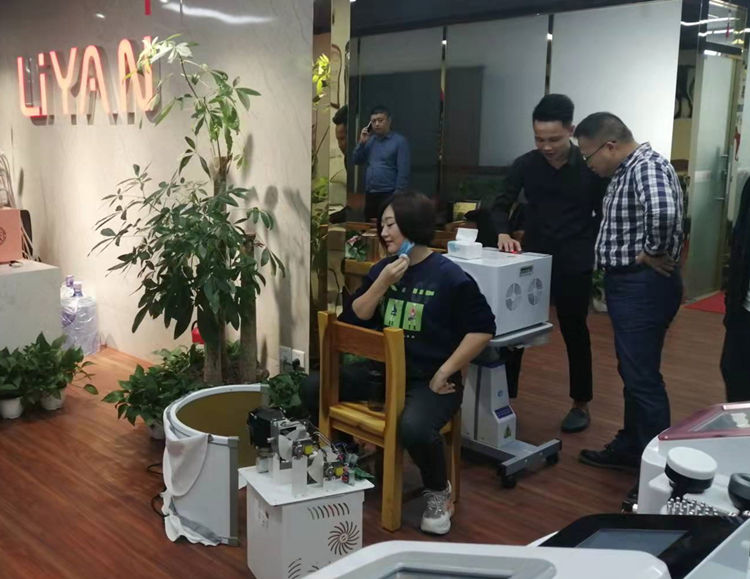 客戶親自體驗太赫茲光波儀